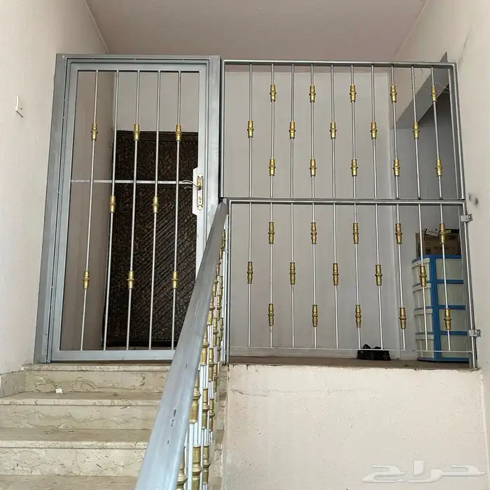 باب مع حاجز حديد حماية للدرج للبيع 2