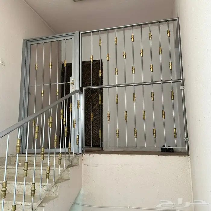 باب مع حاجز حديد حماية للدرج للبيع 0