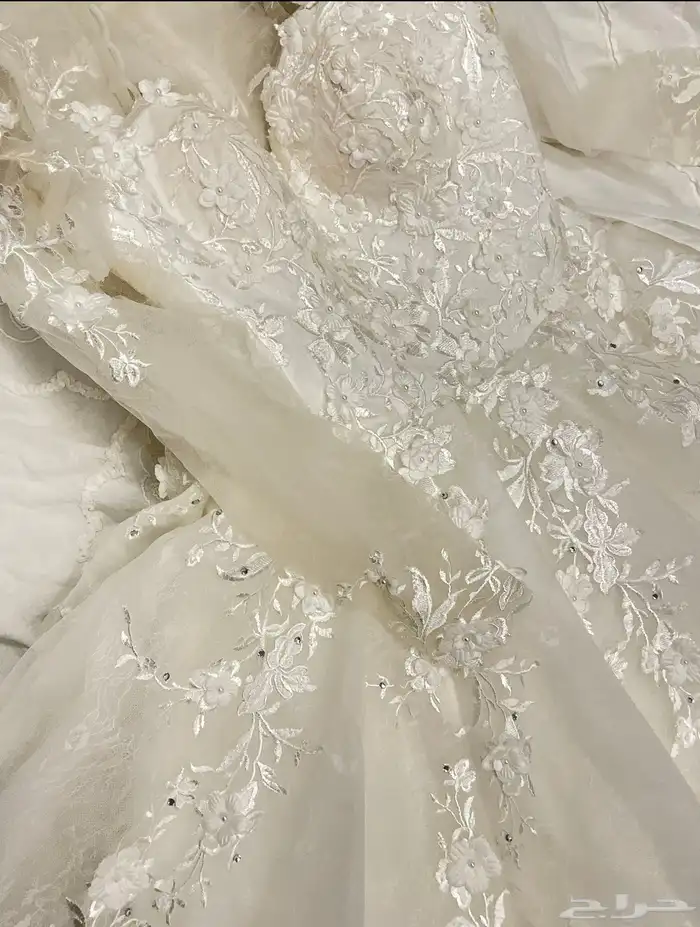 فستان زفاف من الدانتيل لاطلالة ملكية 4