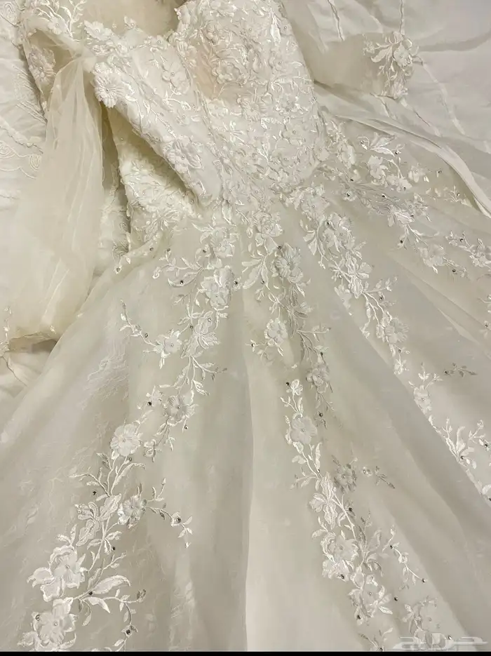 فستان زفاف من الدانتيل لاطلالة ملكية 3