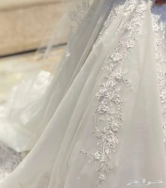 فستان زفاف من الدانتيل لاطلالة ملكية 5