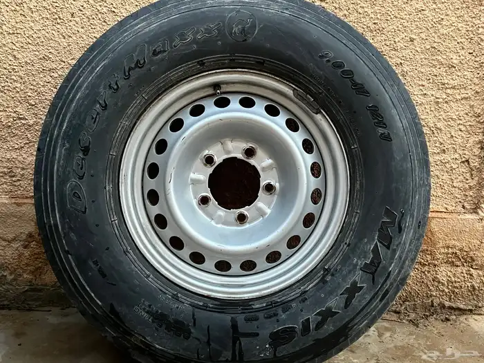 للبيع 3 جنوط مع الكفرات أبو جمل تركب على شاص جيب 0