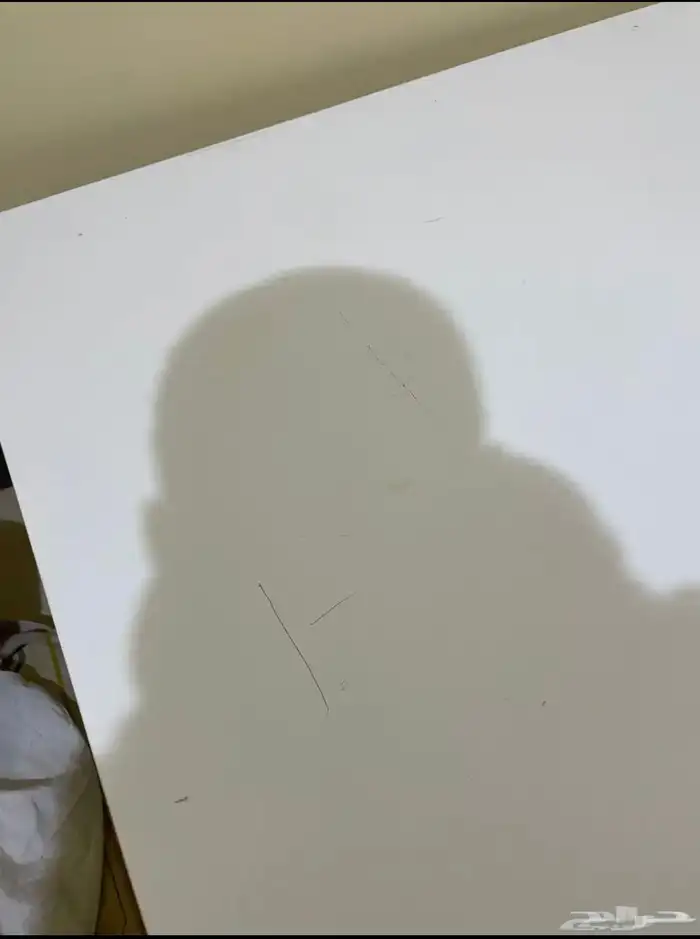 طاولة ايكيا نظيفة. 2