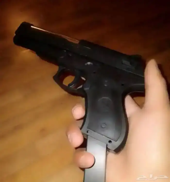 مسدس خرز اسود شبه حقيقي 0