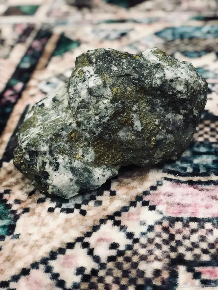حجر مرصع بالذهب 1