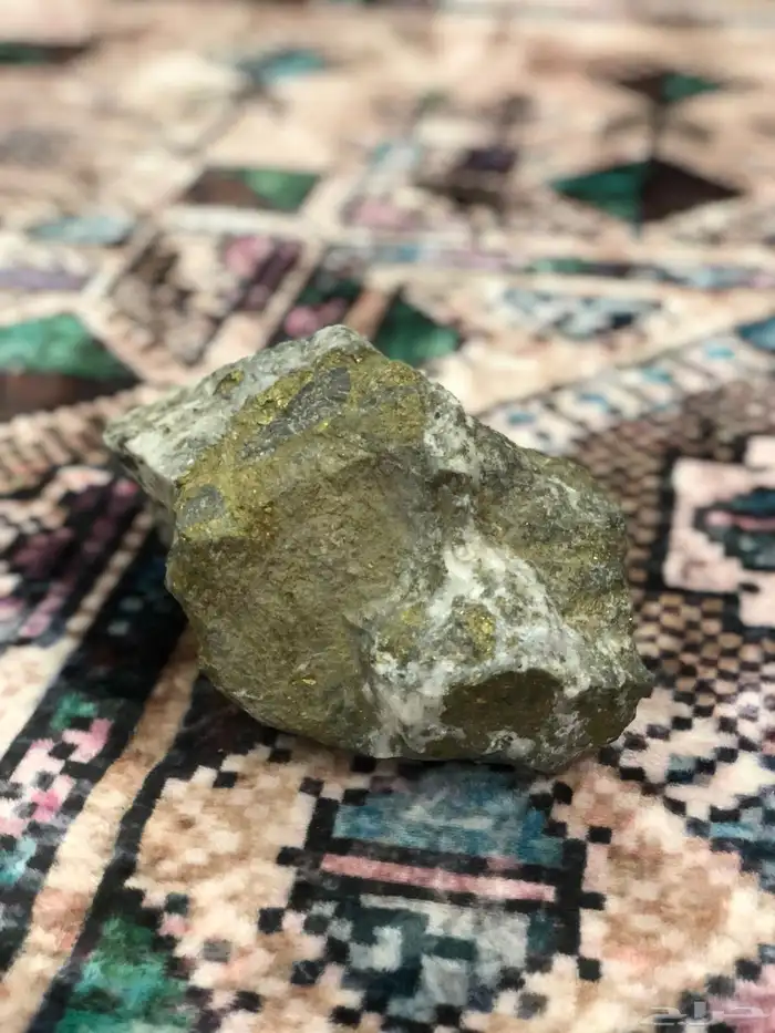 حجر مرصع بالذهب 2
