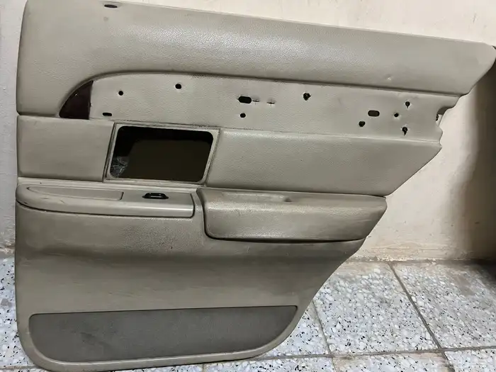 قطع فورد على 50 ريال للماركيز والفكتوريا كلها اصلية شرط 9