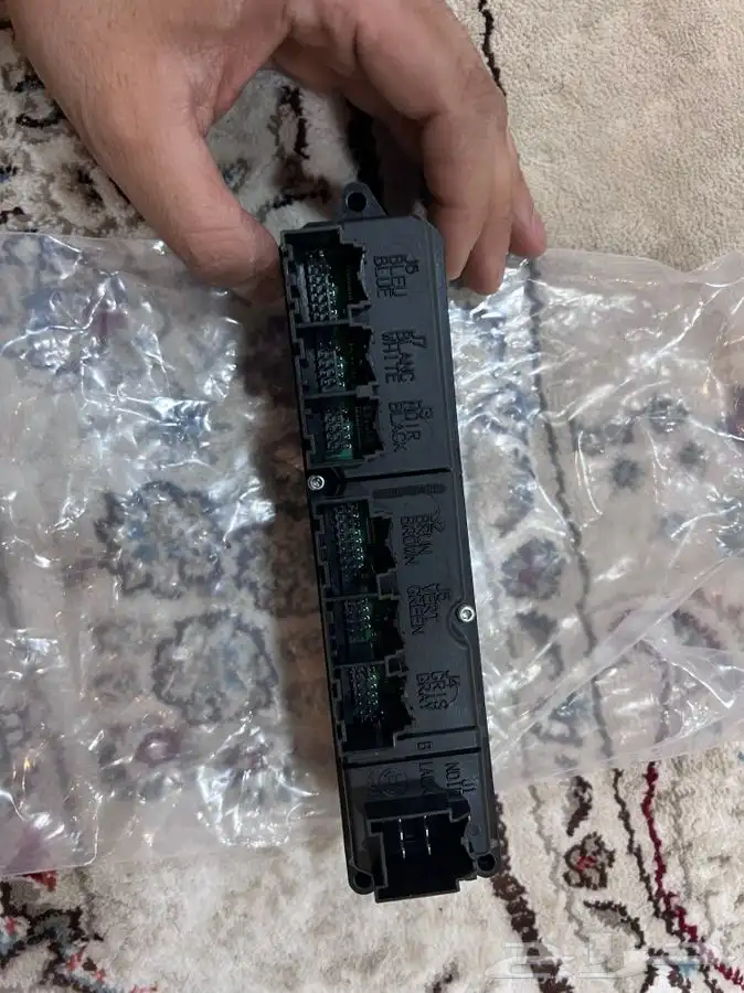 تحكم فتح النوافذ و تحكم اقفال الابواب و المرايات 0