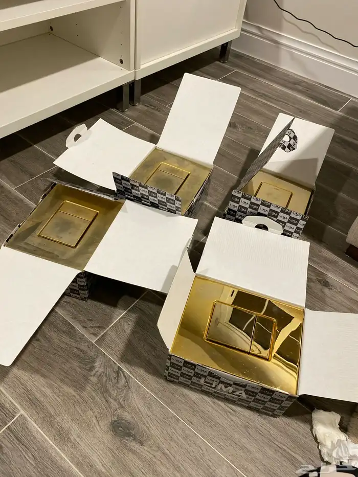 وجه سيفون معلق قروهي اللون الاساسي فضي مدهون ذهبي حراري 0