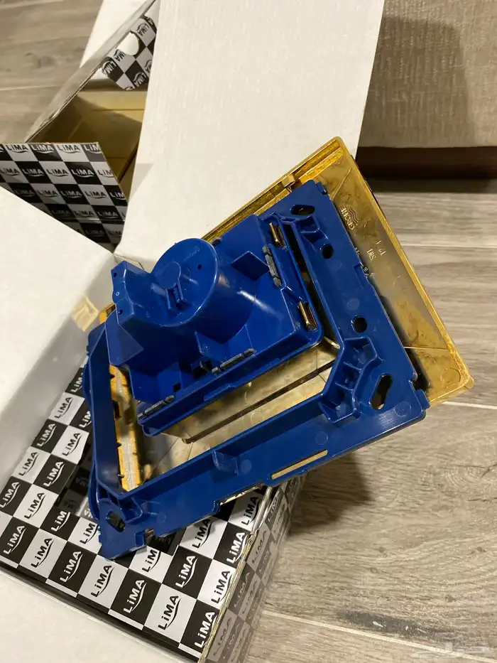 وجه سيفون معلق قروهي اللون الاساسي فضي مدهون ذهبي حراري 1