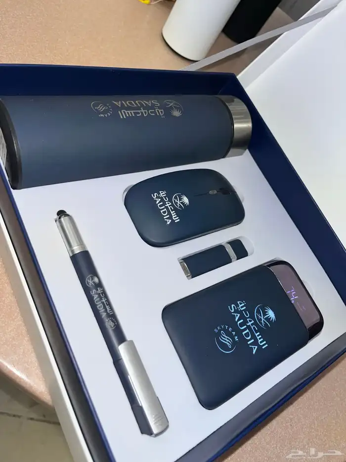 اطقم فاخرة مع طباعة شعار 0