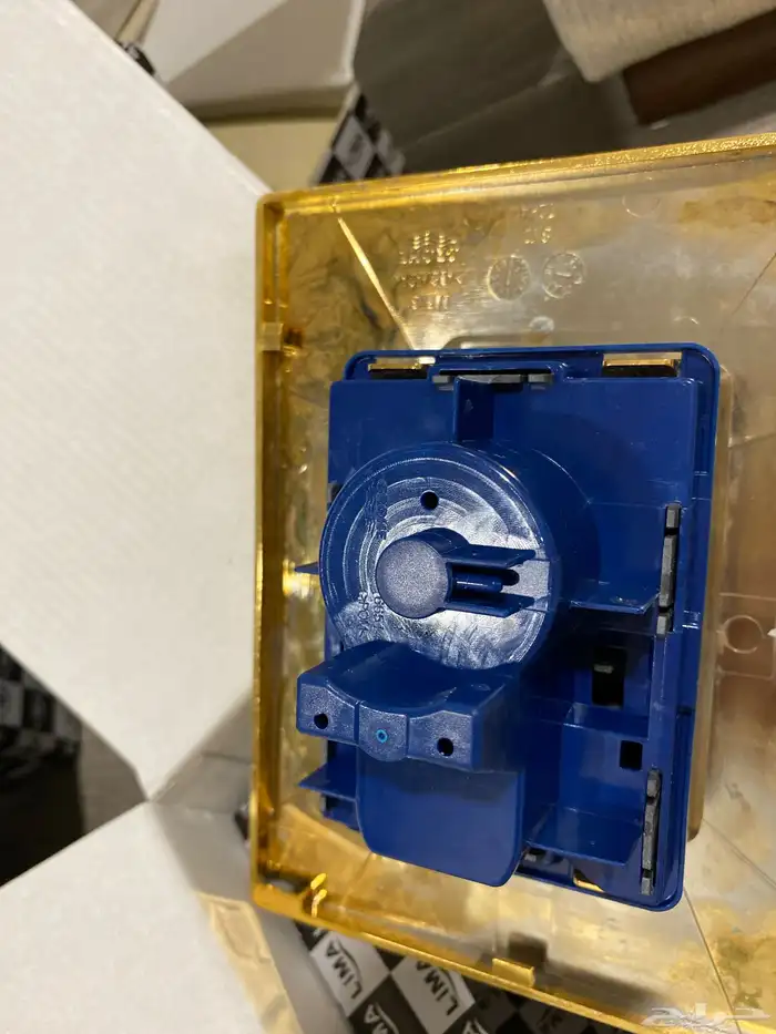 وجه سيفون معلق قروهي اللون الاساسي فضي مدهون ذهبي حراري 2