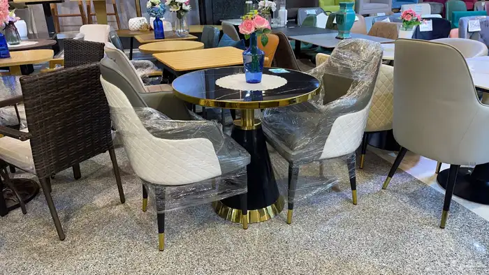 طاولات وكراسي مميزة 26