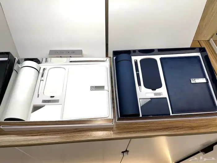 اطقم فاخرة مع طباعة شعار 11