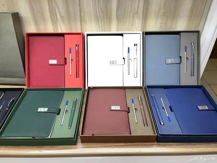 اطقم فاخرة مع طباعة شعار 15