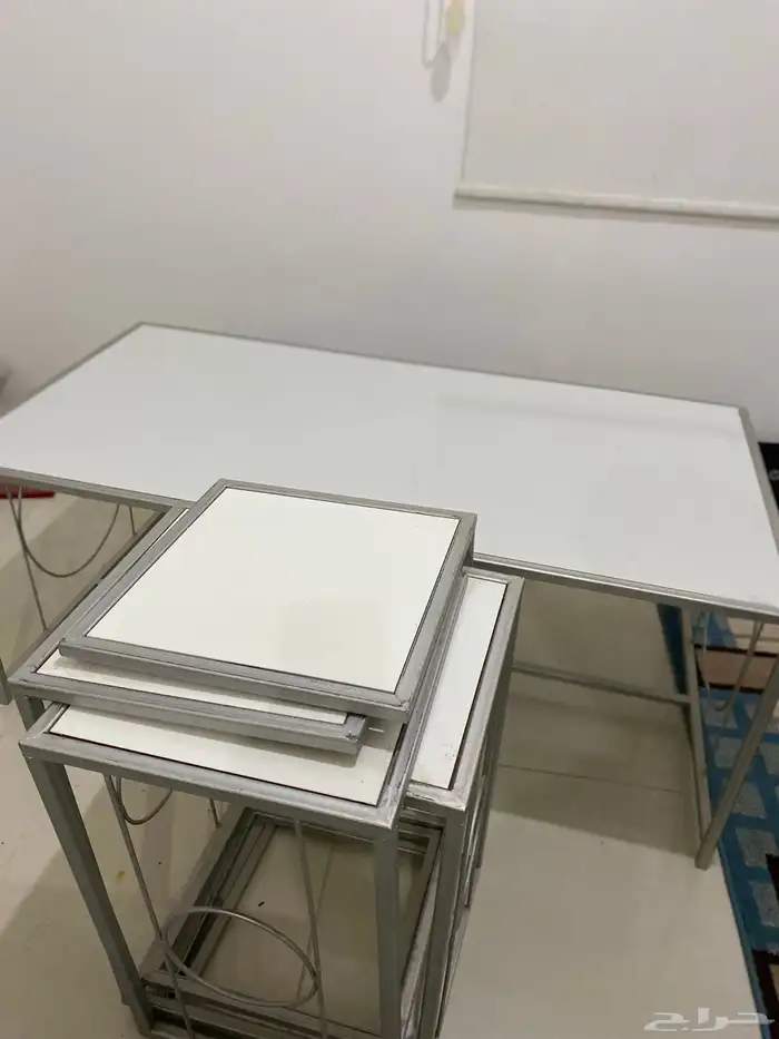 طاولة سيراميك نظيفه مع خدمه 0
