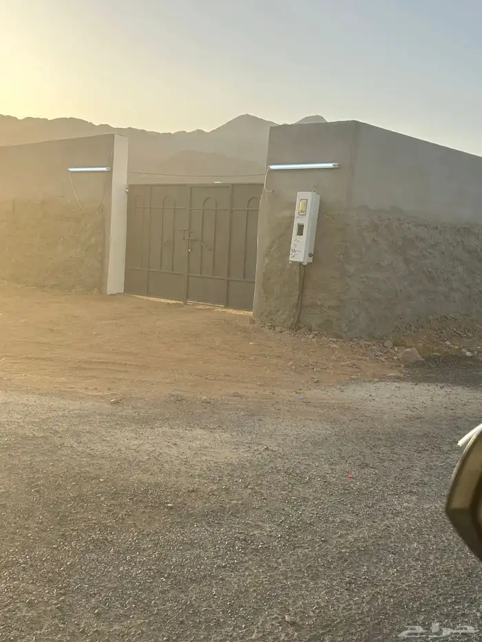 حوش للستثمار فيه3  بيوت سكانية 1