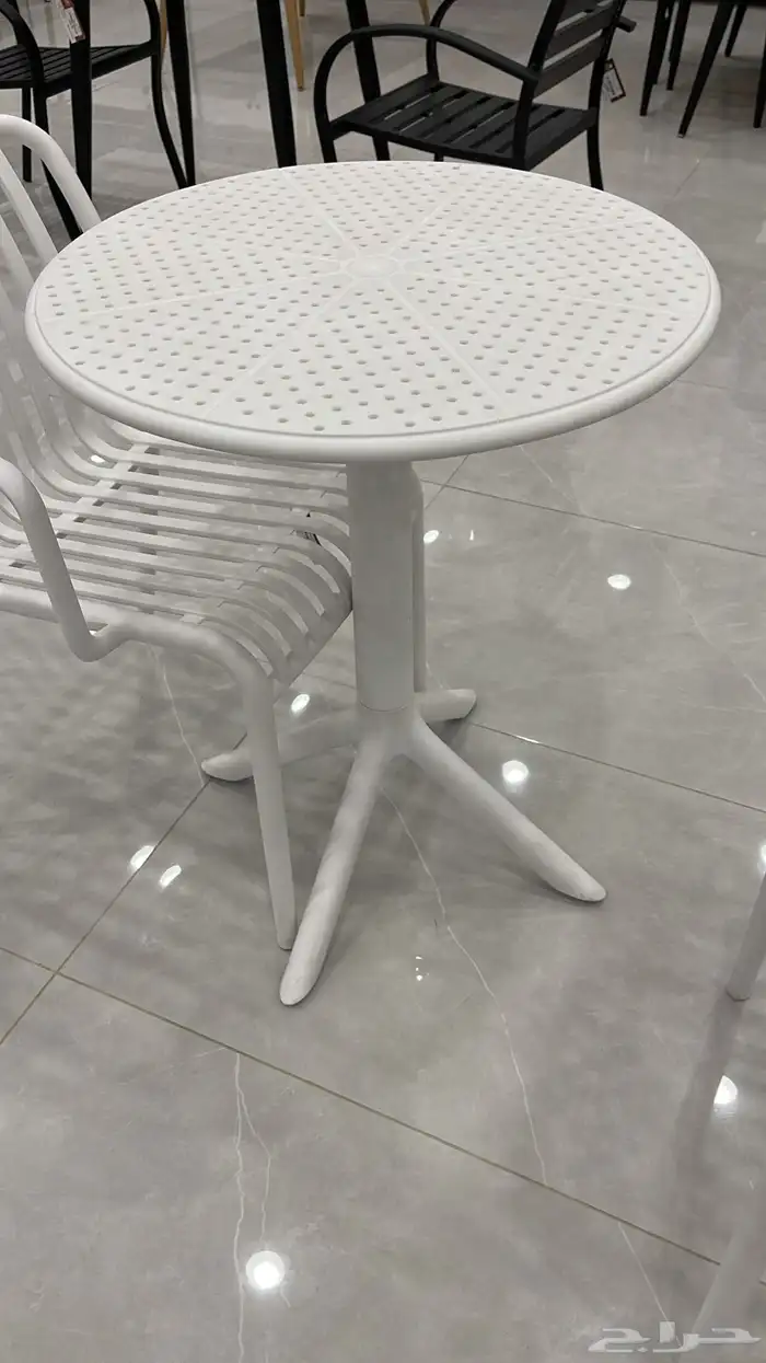 طاولة خارجية مفرده   طاولات خارجية مفرده 8