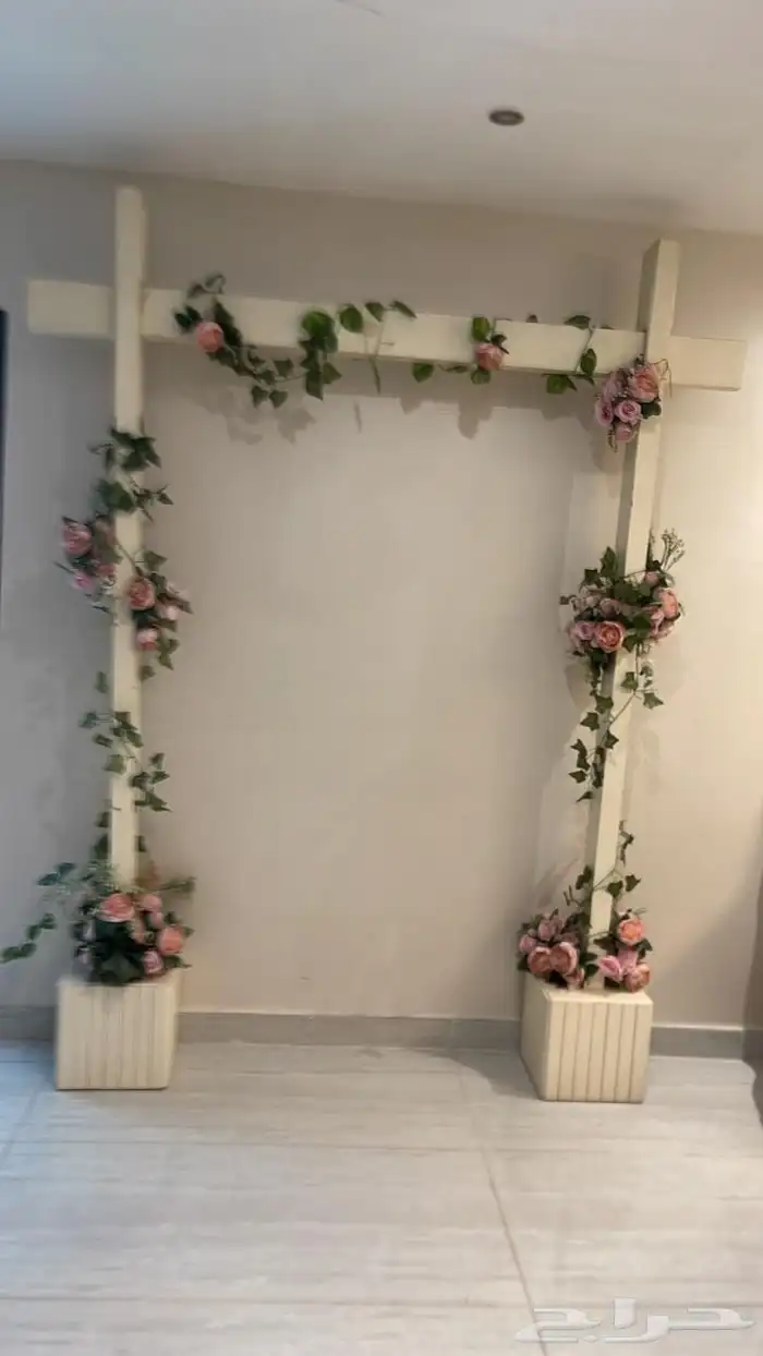 ستاند خشب للحفلات مزين بالورود 0