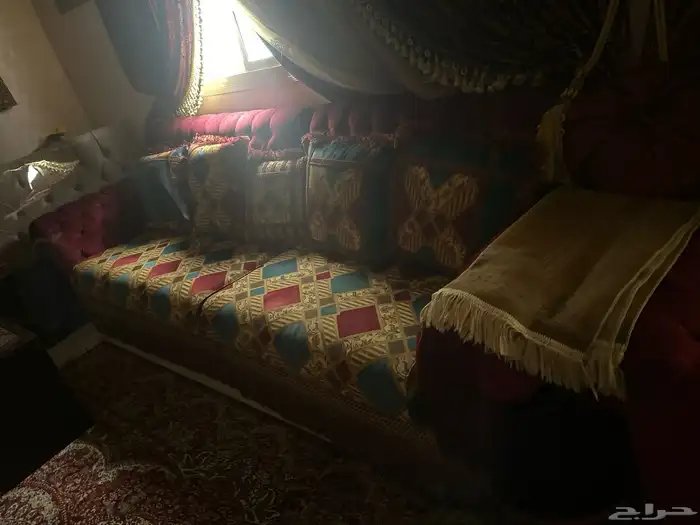 كنب 3 قطع كبير للبيع كل قطعه تشيل 6 اشخاص جديد استخدام شهر 2