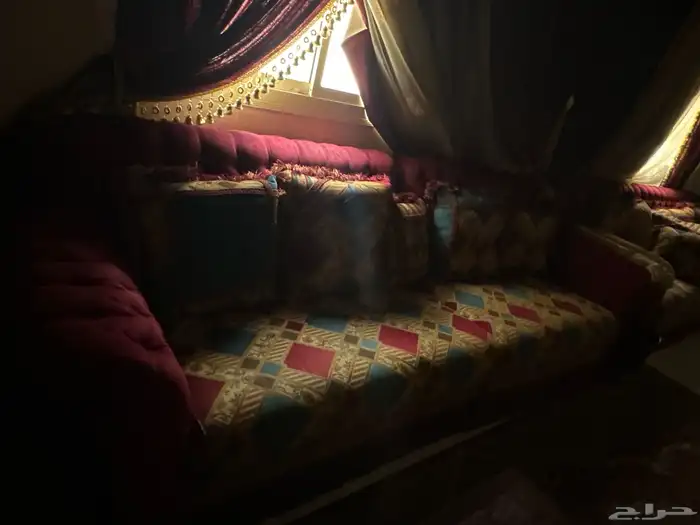 كنب 3 قطع كبير للبيع كل قطعه تشيل 6 اشخاص جديد استخدام شهر 3