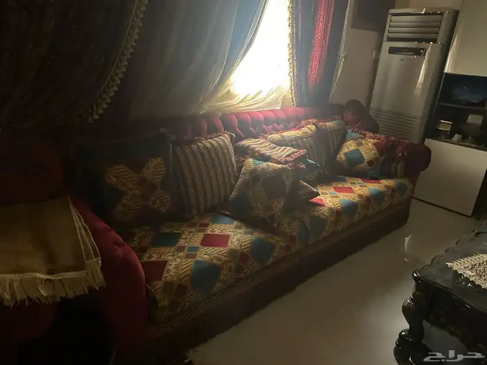 كنب 3 قطع كبير للبيع كل قطعه تشيل 6 اشخاص جديد استخدام شهر 1