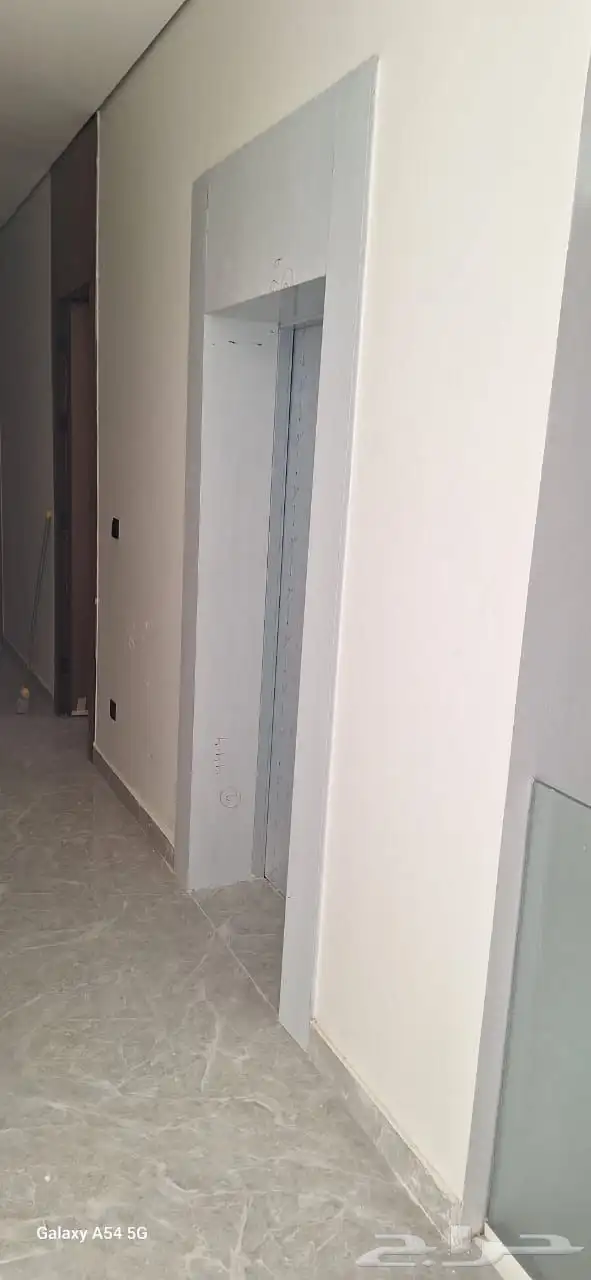 تقفيل تكسيات تلبيس ديكورات وبراويز استيل حول ابواب المصاعد 9