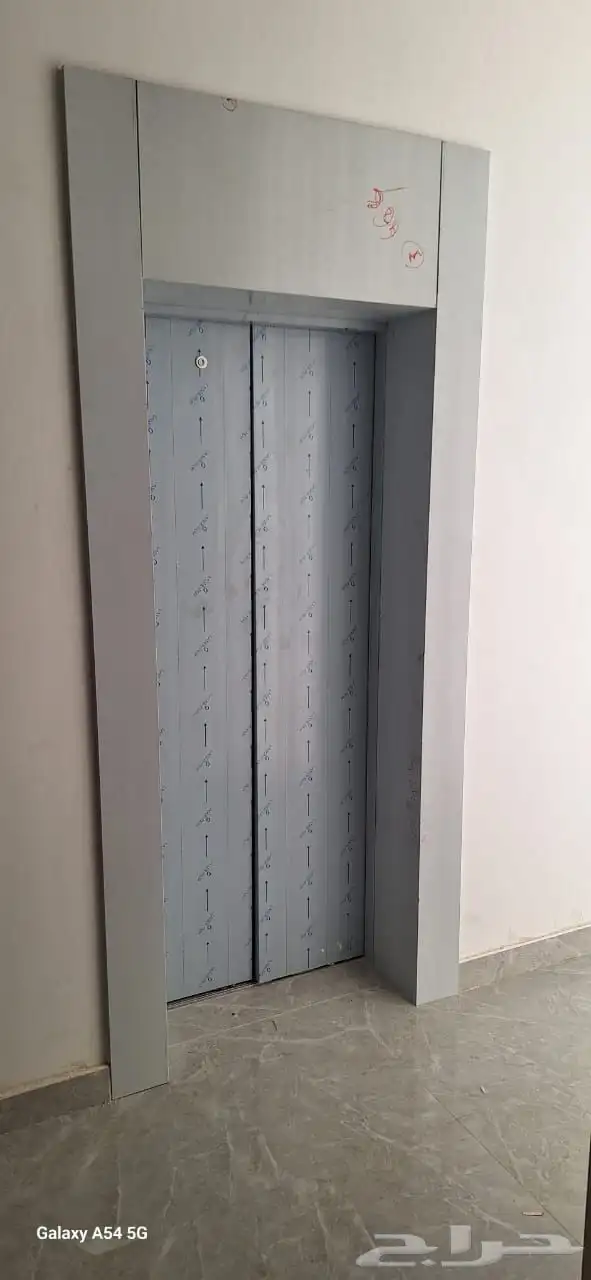 تقفيل تكسيات تلبيس ديكورات وبراويز استيل حول ابواب المصاعد 4