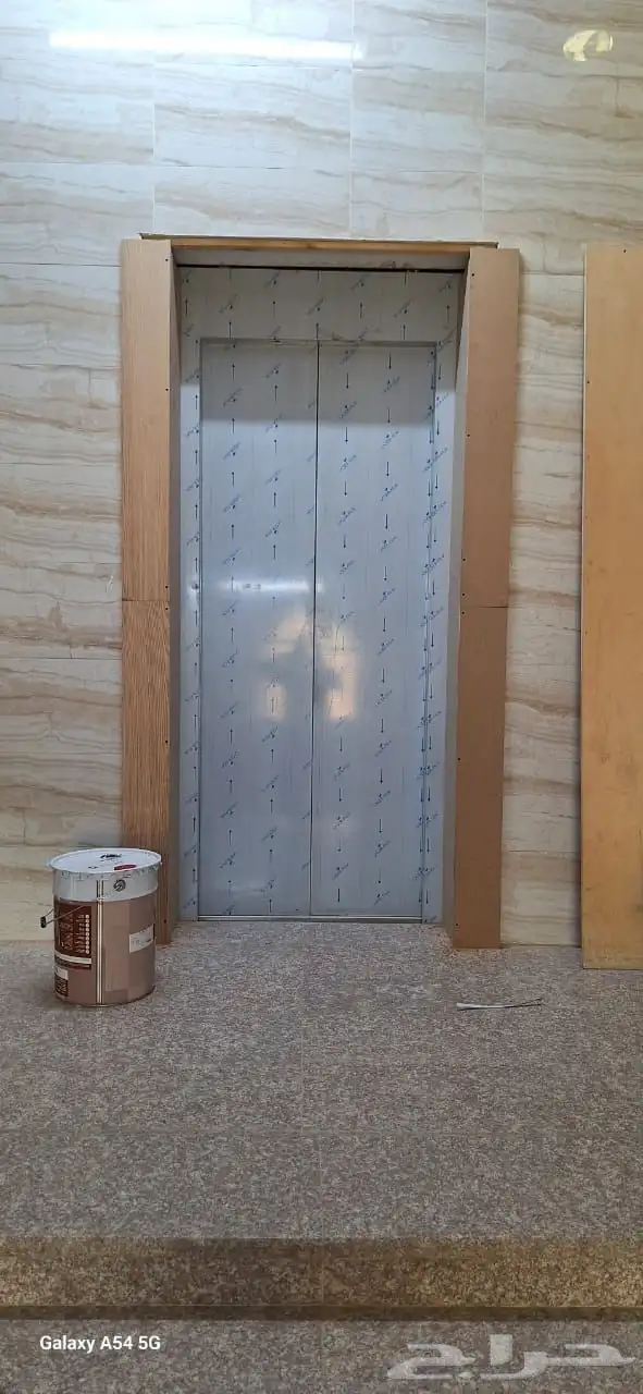 تقفيل تكسيات تلبيس ديكورات وبراويز استيل حول ابواب المصاعد 2