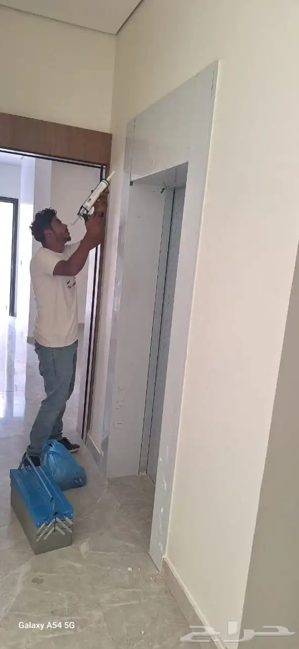 تقفيل تكسيات تلبيس ديكورات وبراويز استيل حول ابواب المصاعد 7