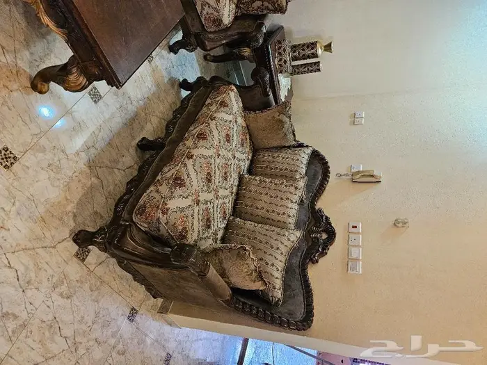 كنب مجلس وطاولات نظيفة جدا 3