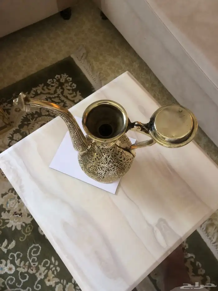 أبريق قديم من النحاس عليه صور وكتبات ومنقوش بزخارف إسلاميه 1