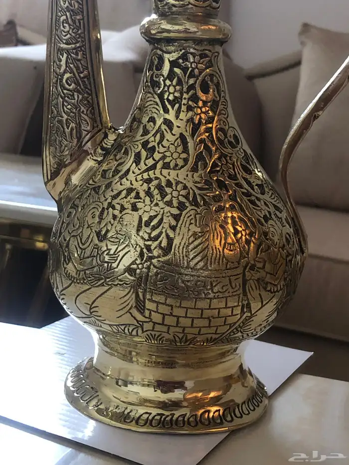 أبريق قديم من النحاس عليه صور وكتبات ومنقوش بزخارف إسلاميه 3