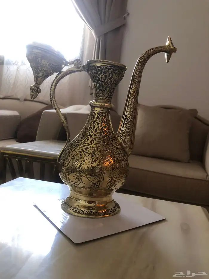 أبريق قديم من النحاس عليه صور وكتبات ومنقوش بزخارف إسلاميه 2