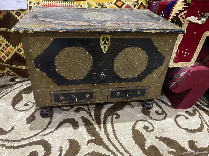 تراث صندوق قديم موضح بصوره 1