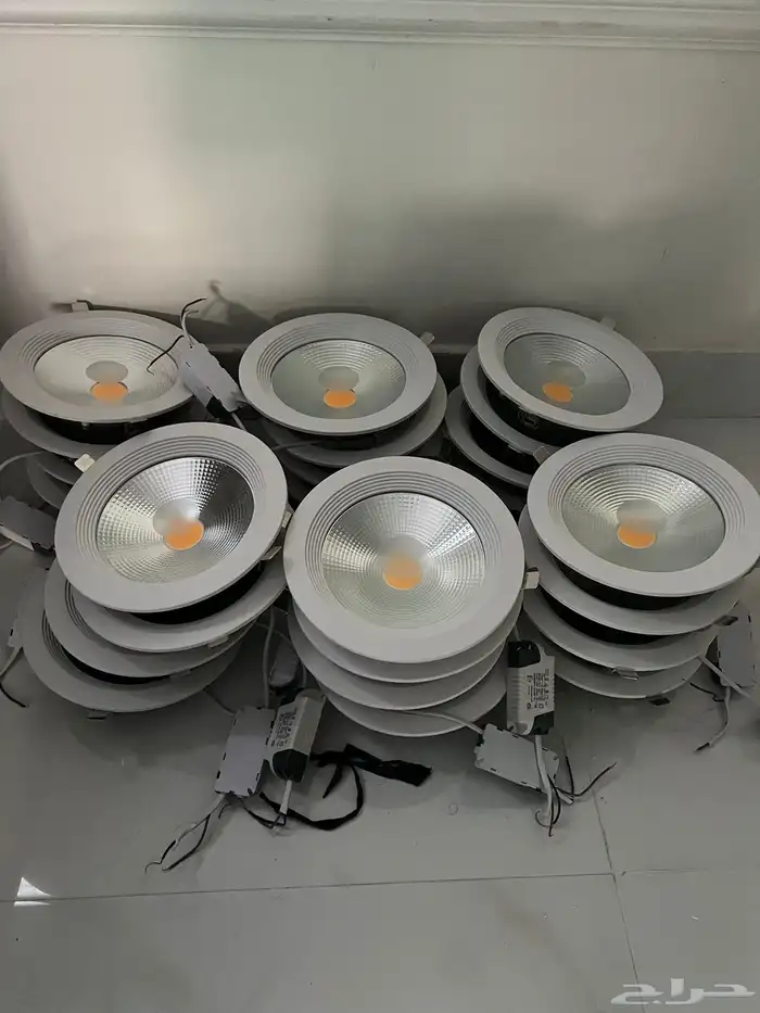 لمبات كشاف ضوء اصفر مستخدمة بحالة جيدة 0