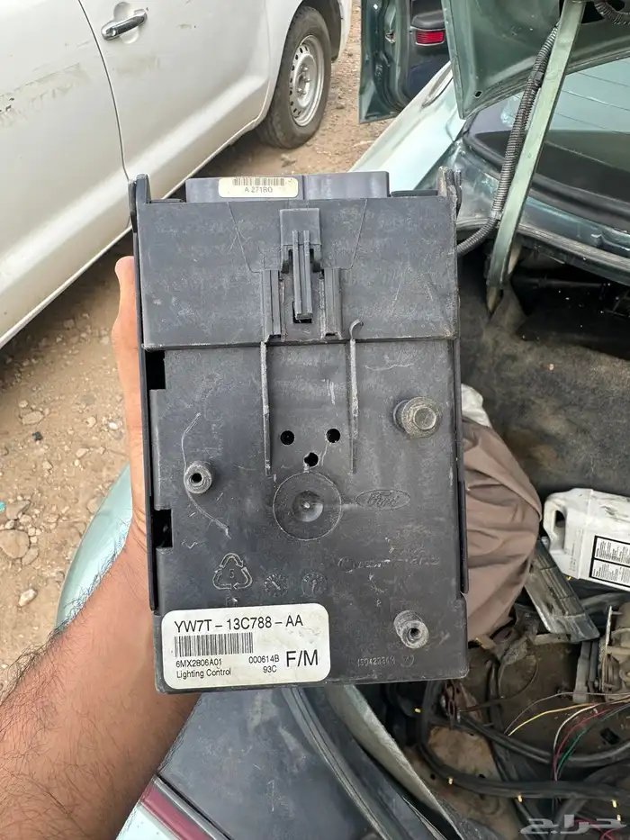 للبيع عواكس فورد فكتوريا 97 وكالة وقطع اصلية 16