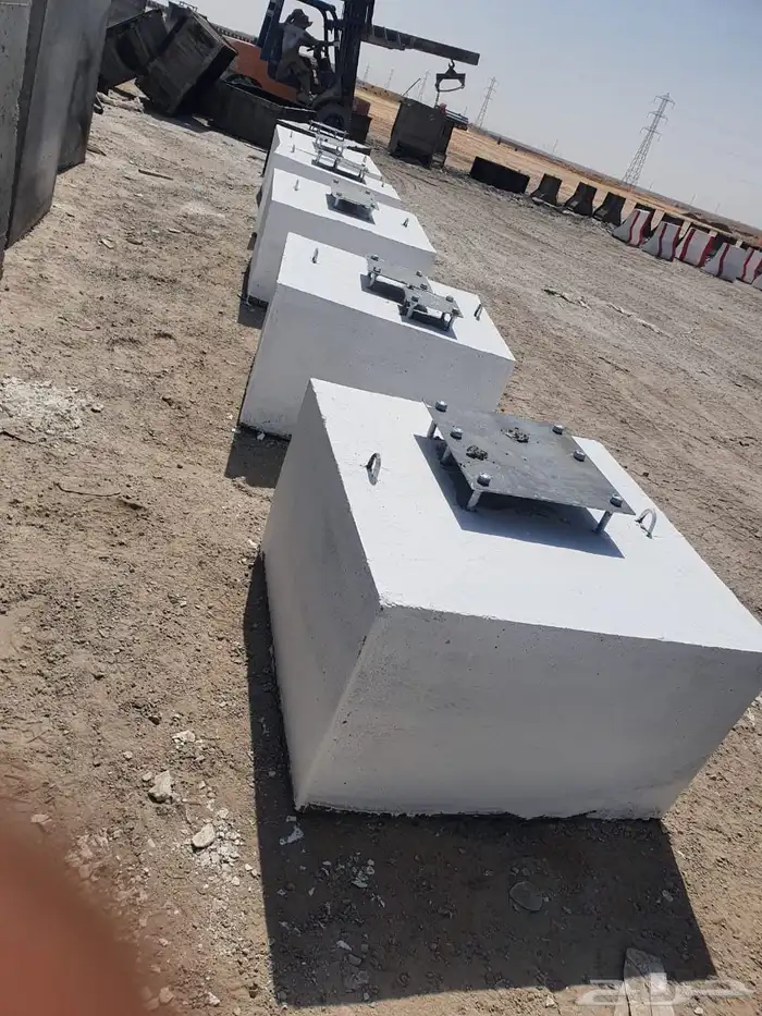 حواجز خرسانية مناهيل مصدات سيارات قواعد اعمدة إنارة 11