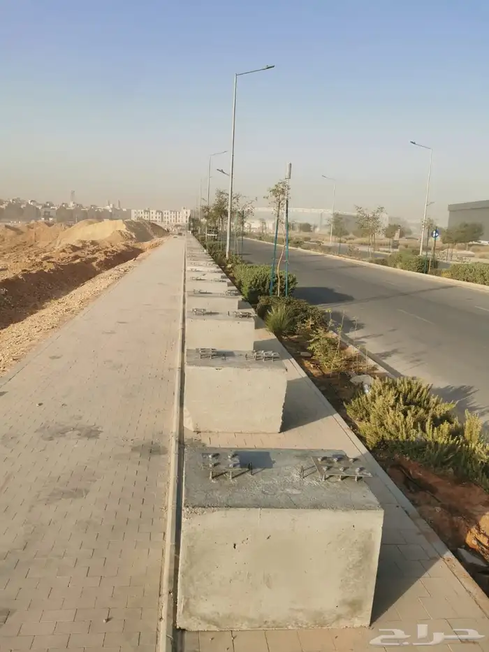 حواجز خرسانية مناهيل مصدات سيارات قواعد اعمدة إنارة 18