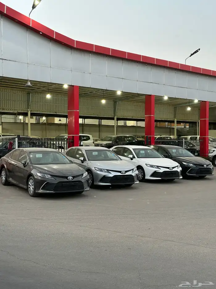 كامري 2024 استاندر خليجي جميع الالوان لدى معرض سامي القعدي 2