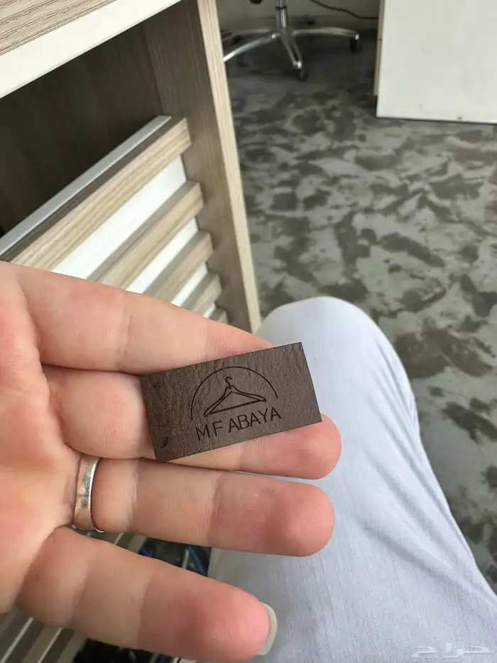 طباعة ليبل قماش للعبايات لوقو جلد اكرليك 2