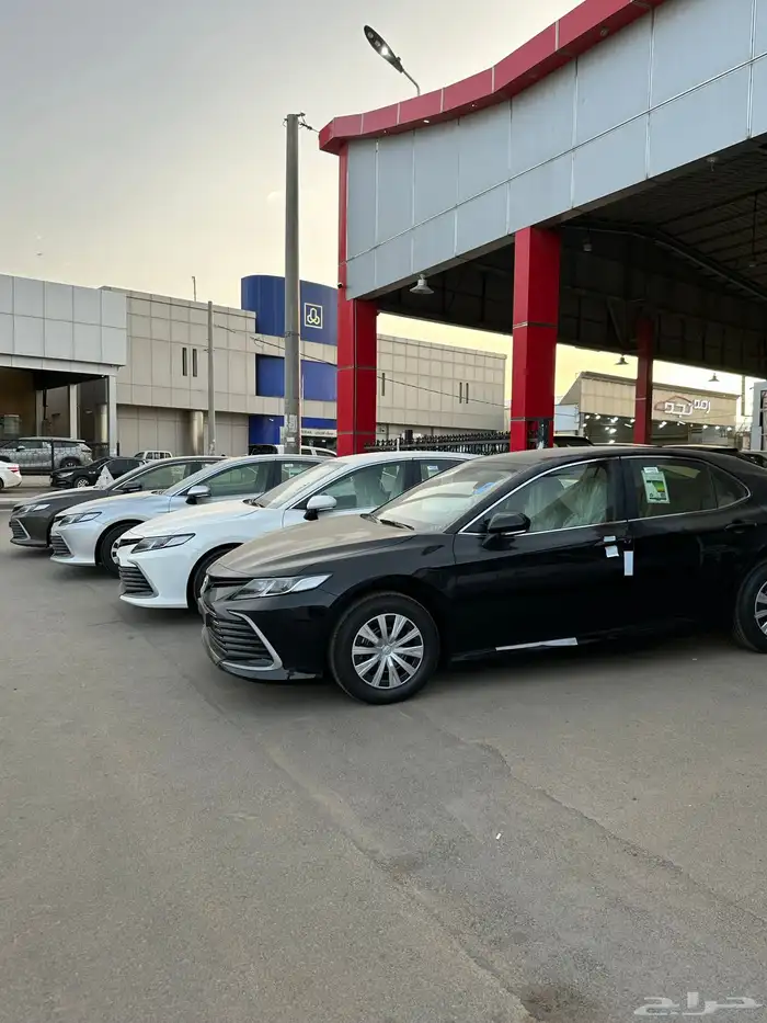 كامري 2024 استاندر خليجي جميع الالوان لدى معرض سامي القعدي 1