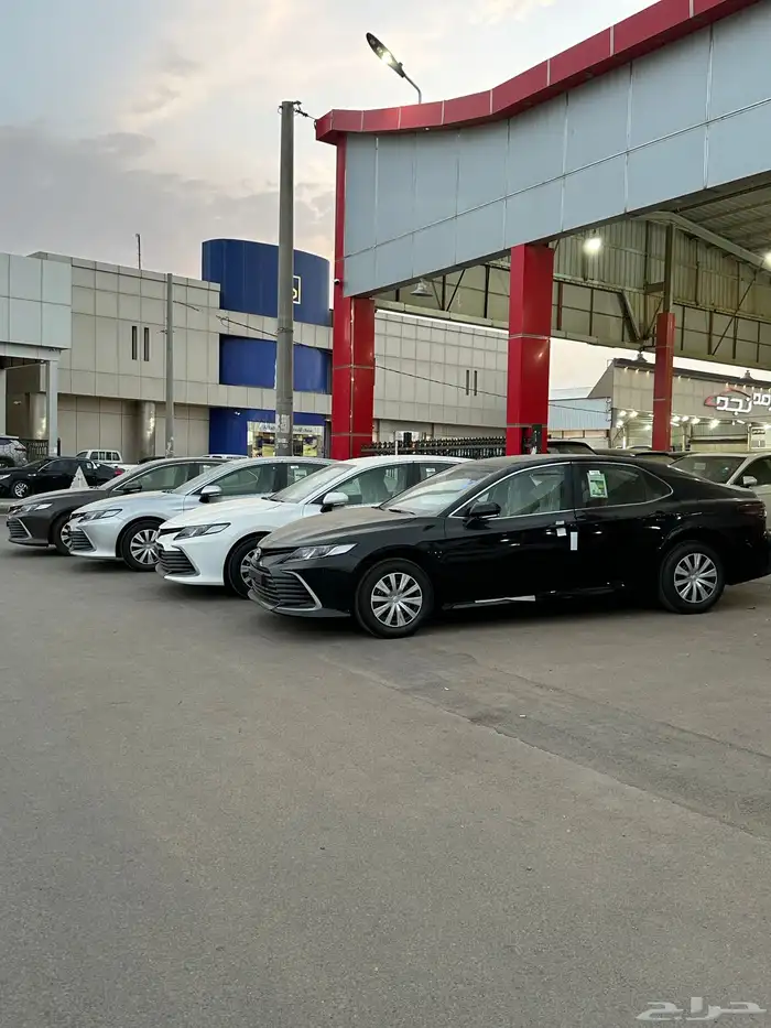 كامري 2024 استاندر خليجي جميع الالوان لدى معرض سامي القعدي 11