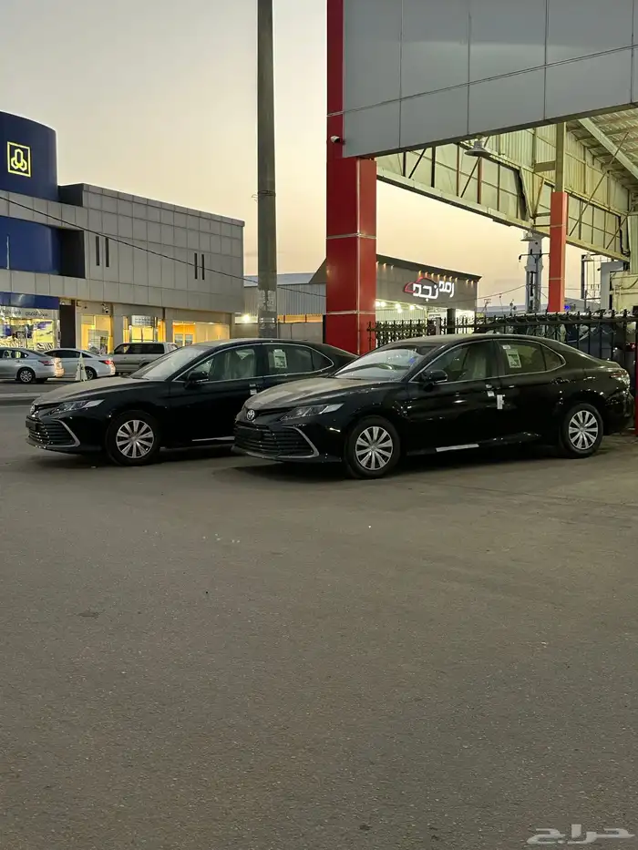 كامري 2024 استاندر خليجي جميع الالوان لدى معرض سامي القعدي 17