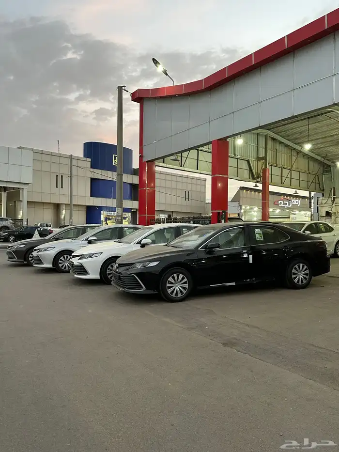 كامري 2024 استاندر خليجي جميع الالوان لدى معرض سامي القعدي 5