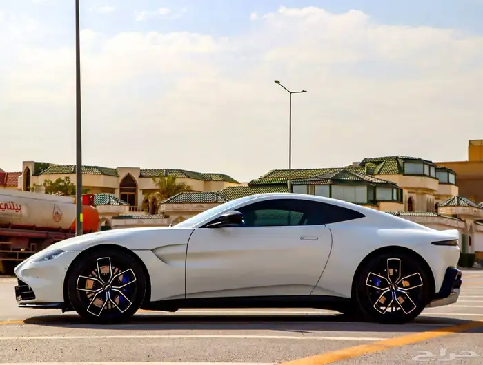 استون مارتن فانتيج Aston Martin Vantage 2022 9