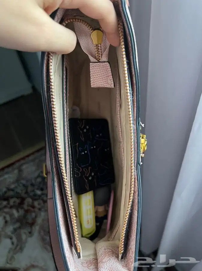 شنطه guess بيبي بينك 3