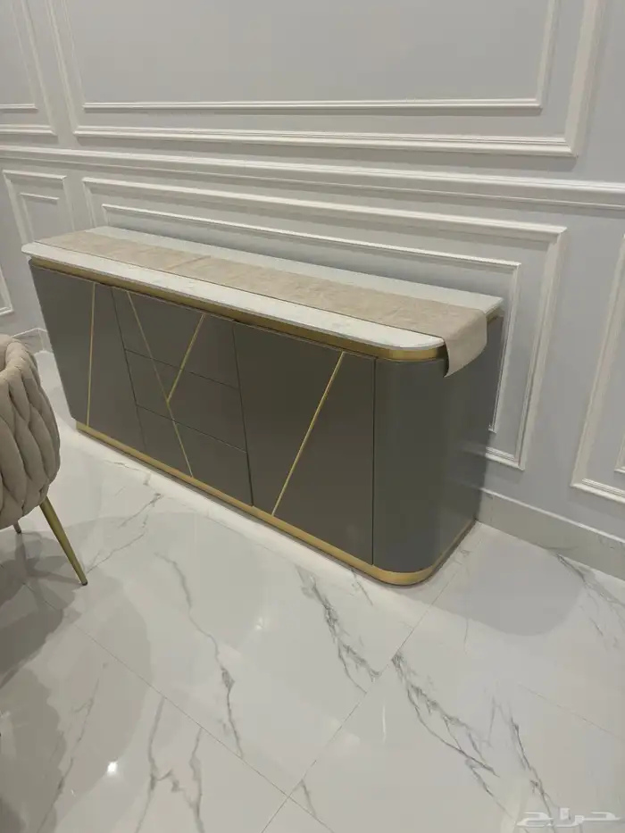 طاولة طعام مع كراسي وصندوق 1