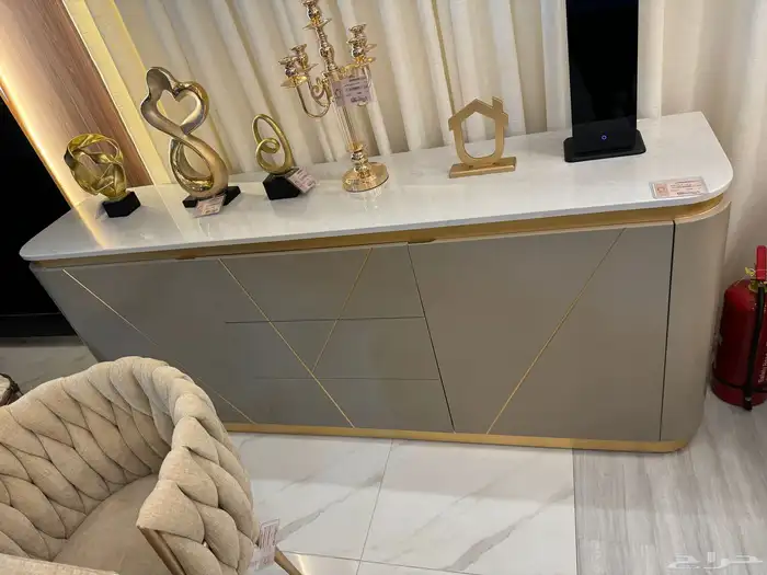طاولة طعام مع كراسي وصندوق 2