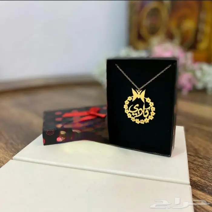عقد بالاسم مطلي بالذهب 0